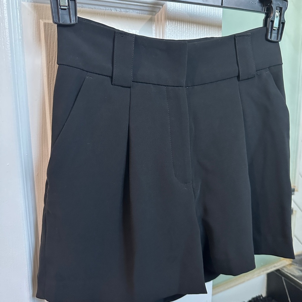 H&M Black Tailored Pleated Short excellent condition